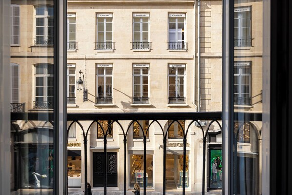 43-inch flat-screen TV with cable channels - Yuna Saint-Honoré - Serviced Apartments (Paris)