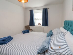2 Schlafzimmer, individuell dekoriert, individuell eingerichtet