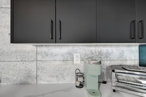 Habitación individual ejecutiva, 1 cama King size | Cocineta privada | Frigobar, horno tostador y utensilios de cocina 