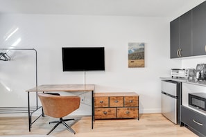 Executive Single Room, 1 Bedroom | Living area | Flat-screen TV - RNDUP  (Clairmont)