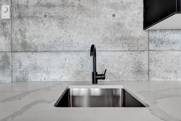 Executive eenpersoonskamer, 1 kingsize bed | Privékitchenette | Een minikoelkast, een elektrische oven, kookgerei, borden en bestek