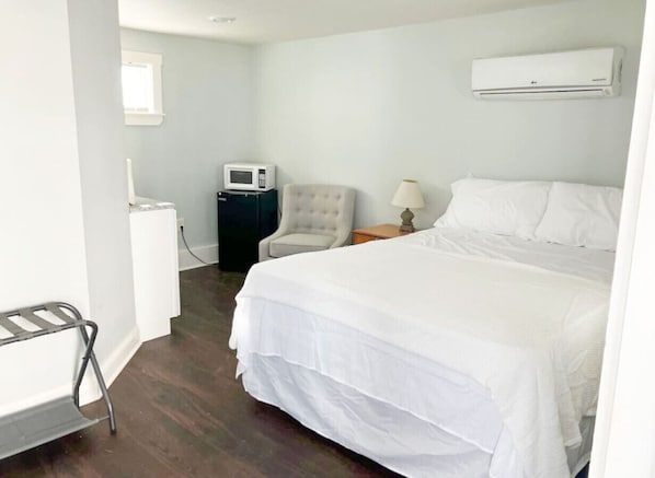 1 bedroom, desk, WiFi, bed sheets - Hampton Beach Suite | Mins to Maine | Pet Friendly (Hampton)