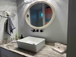 Douche, sĂšche-cheveux, serviettes fournies, savon