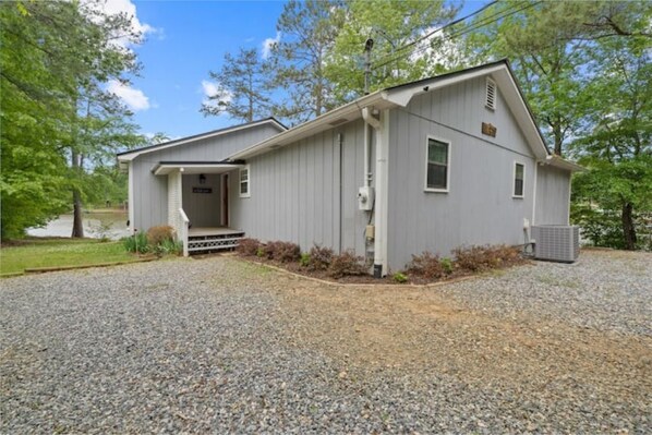 A single-story building with a front porch, a small window, and a door. - Casa do Lago | Lake Sinclair (Eatonton)