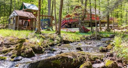 Spring is here: Streamside Chalet with Hot Tub 🔥Pivate Playground