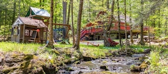 Spring is here: Streamside Chalet with Hot Tub 🔥Pivate Playground