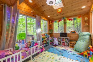 Children’s area - POOL/LAKES: Streamside Chalet w/ Hot Tub 🔥Private Playground- FAMILY friendly! (Hamlin)