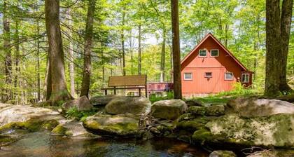 PEAK Fall Foilage NOW: Streamside Chalet with Hot Tub 🔥Pivate Playground HIKE