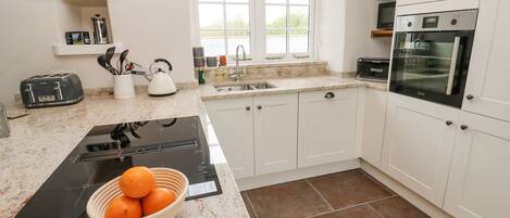 冷蔵庫、食器洗い機、電気ポット、トースター