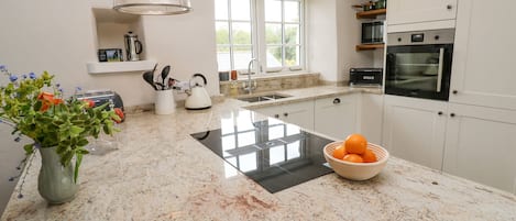 ตู้เย็น, เครื่องล้างจาน, กาต้มน้ำไฟฟ้า, เตาปิ้งขนมปัง