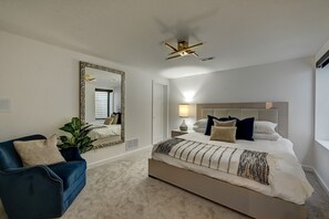 3 habitaciones, escritorio y tabla de planchar con plancha 