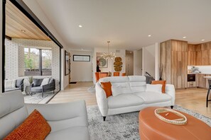 Smart TV, chimenea, biblioteca musical y videoteca 