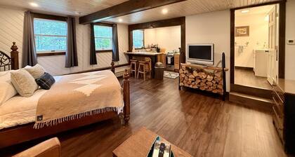 Pinecone|Apartment Downtown with Fire Pit