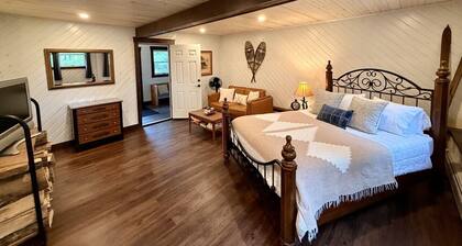 Pinecone|Apartment Downtown with Fire Pit