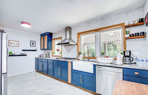 4 Mi to UF: Pet-Friendly Home w/ Yard & Deck