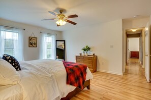 5 Schlafzimmer, Schreibtisch, Bügeleisen/Bügelbrett, Reisekinderbett