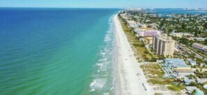 Una playa cerca