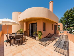 Outdoor dining - Baía Beach Apartment, 1 bed in Praia da Luz, near the beach (Praia da Luz)