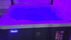 A hot tub with a control panel and a logo. - L'escale du Desir Love Room spa Privatif (Calais)