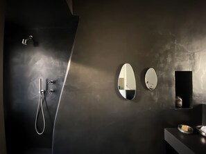 Douche, séchoir à cheveux, serviettes fournies, savon