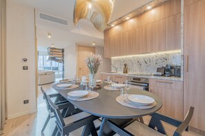 Duplex Apartment with terrace 85m2 | ครัวส่วนตัว | ตู้ เย็น, เตาประกอบอาหาร, เครื่องชงกาแฟเอสเปรสโซ, กาต้มน้ำไฟฟ้า