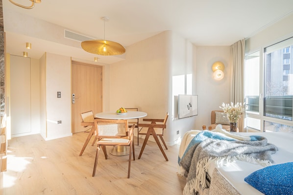 1 Bedroom Apartment Premium 35m2 | Wohnbereich | 43-Zoll-Flachbildfernseher mit Satellitenempfang, Fernseher
