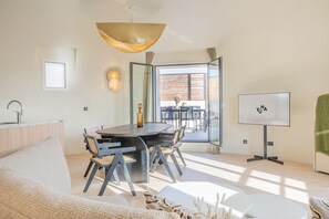 Duplex Apartment with terrace - 90m2 | Ruang tamu | 43 inci televisyen skrin rata dengan satelit, TV