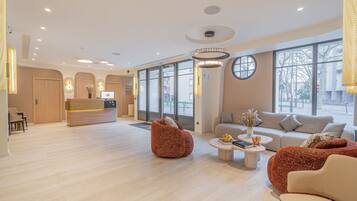 Coin salon dans le hall