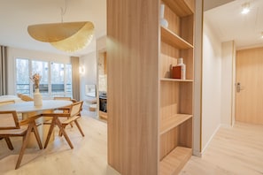 2 Bedroom Apartment Premium 52m2 | Wohnbereich | 43-Zoll-Flachbildfernseher mit Satellitenempfang, Fernseher