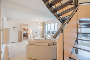 Duplex Apartment with terrace 85m2 | Wohnbereich | 43-Zoll-Flachbildfernseher mit Satellitenempfang, Fernseher