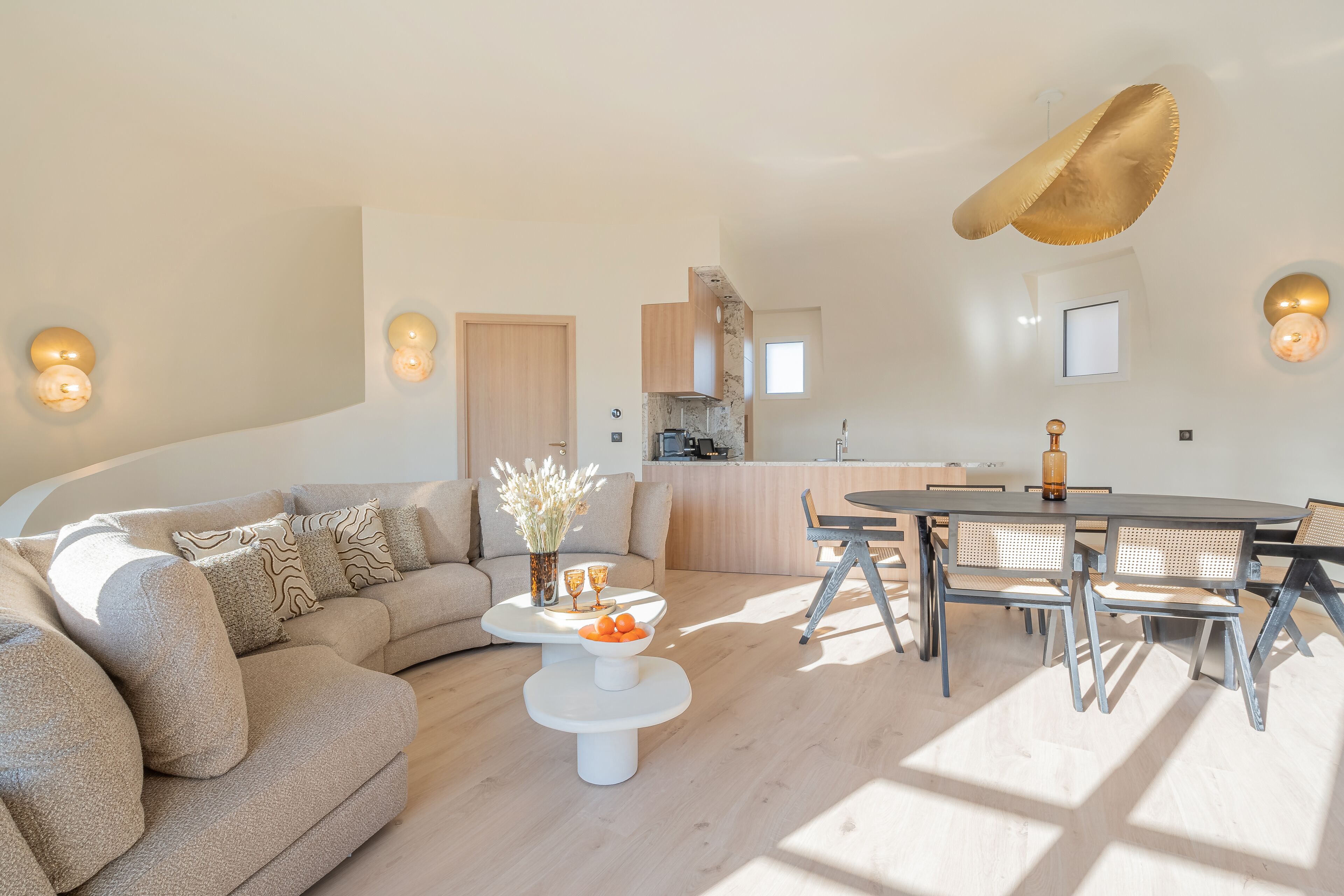 Una sala de estar moderna con un sofá, una mesa de centro y un comedor.