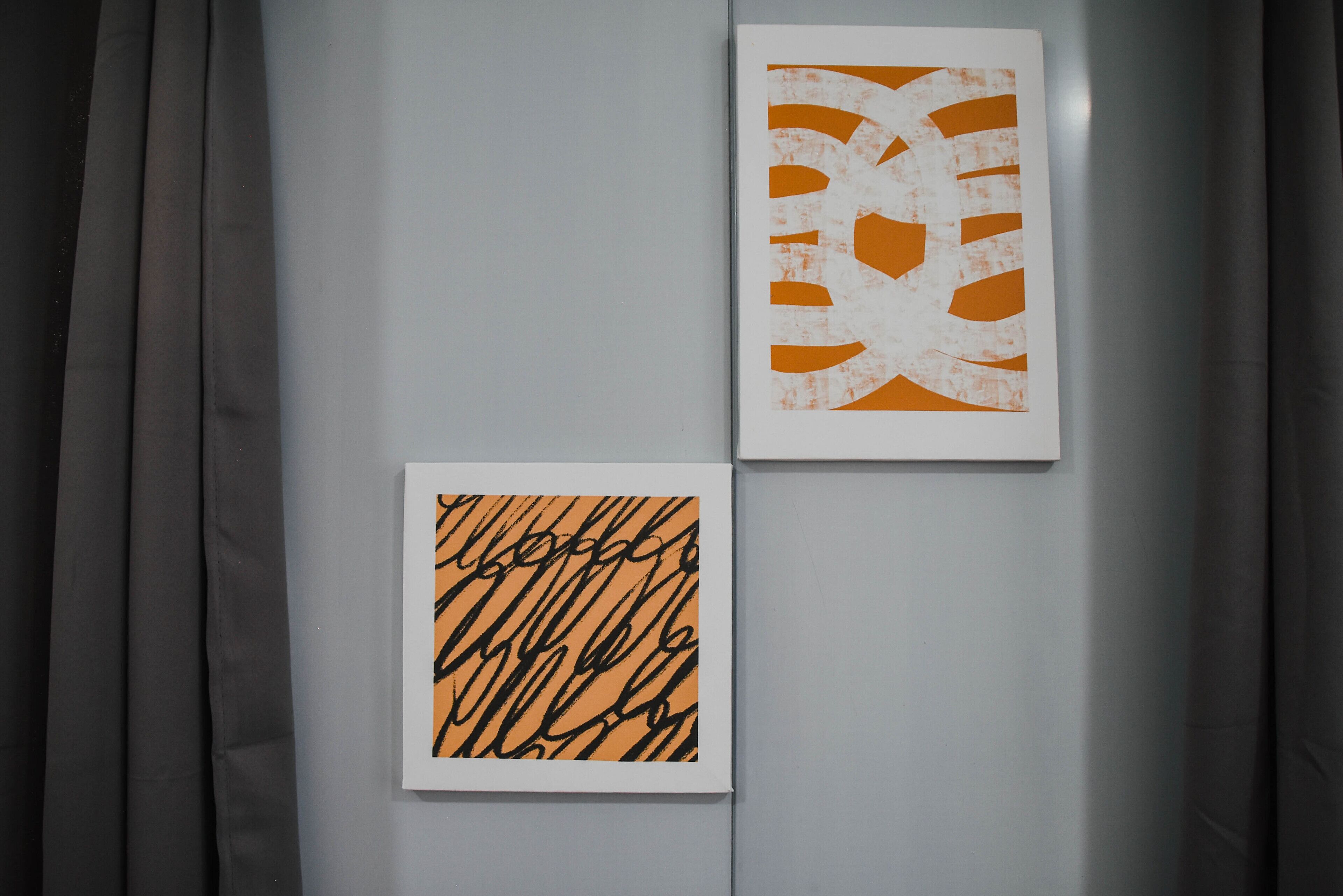 Dos obras de arte enmarcadas en una pared.