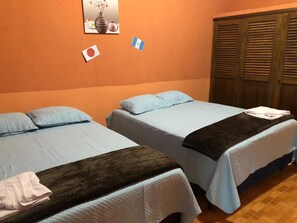 Basic dubbelrum - 2 enkelsängar - tillgänglighetsanpassat badkar - utsikt mot trädgården | Individuell inredning, arbetsyta för laptop, gratis wi-fi och sängkläder
