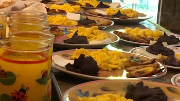 Desayuno con opciones de la cocina local incluido todos los dĂas