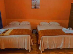 Quarto casal básico, 2 camas de solteiro, banheira adaptada, vista para o jardim | Individualmente decorados, espaço de trabalho para notebook