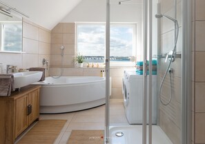 Dusche, Whirlpool, Haartrockner, Handtücher