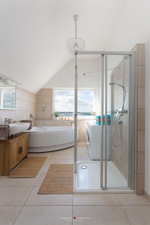 Douche, baignoire à jets, sèche-cheveux, serviettes fournies