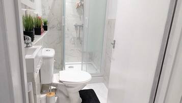 House, Multiple Beds | Bathroom | Shower, towels