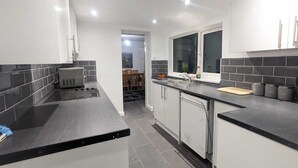 House, Multiple Beds | Private kitchen - Inviting 4-bed House in Dover (Dover)