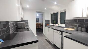 Maison, plusieurs lits | Cuisine privée | Réfrigérateur, micro-ondes, four, plaque de cuisson
