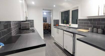 Inviting 4-bed House in Dover
