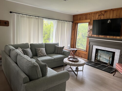 Updated '50's Cottage 5 mins to the beach with indoor and outdoor entertainment!