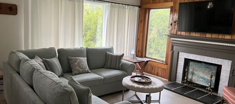 Updated '50's Cottage 5 mins to the beach with indoor and outdoor entertainment!