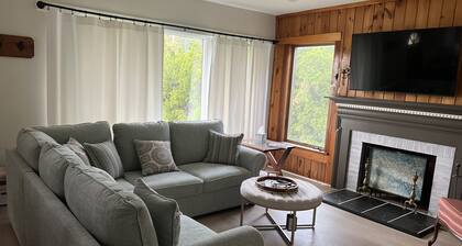 Updated '50's Cottage 5 mins to the beach with indoor and outdoor entertainment!