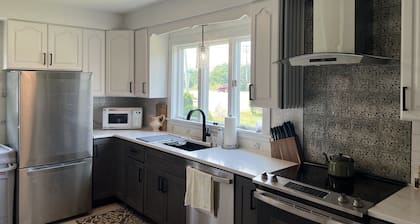Updated '50's Cottage 5 mins to the beach with indoor and outdoor entertainment!