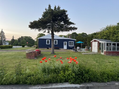 Updated '50's Cottage 5 mins to the beach with indoor and outdoor entertainment!
