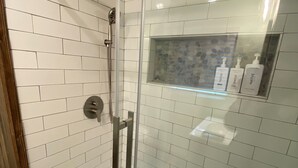 Dusj, håndklær, såpe og sjampo