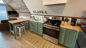 Kaffetrakter/tekoker, kjøleskap, mikrobølgeovn og ovn