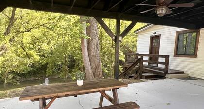 Creek View Retreat 3 Bedroom- 2 Full Bathroom. Cozy home