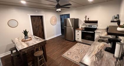 Creek View Retreat 3 Bedroom- 2 Full Bathroom. Cozy home